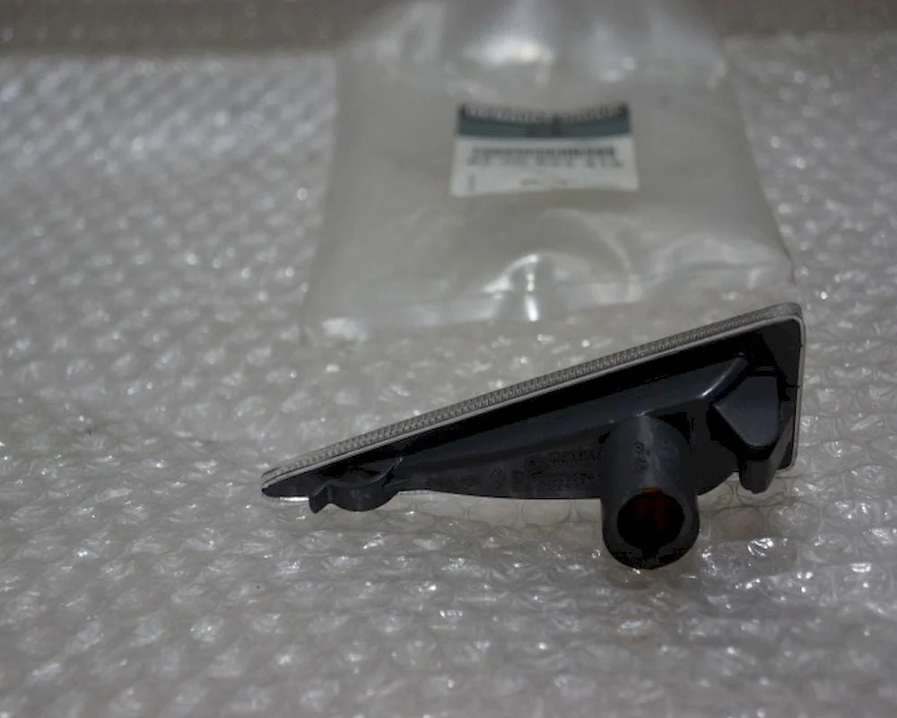 Megane 2 Sol Çamurluk Sinyali 8200633416